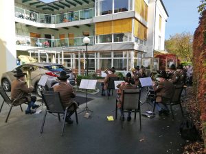 Stadtkapelle Deutschlandsberg beim Seniorenheim Kirschallee mit BewohnerInnen